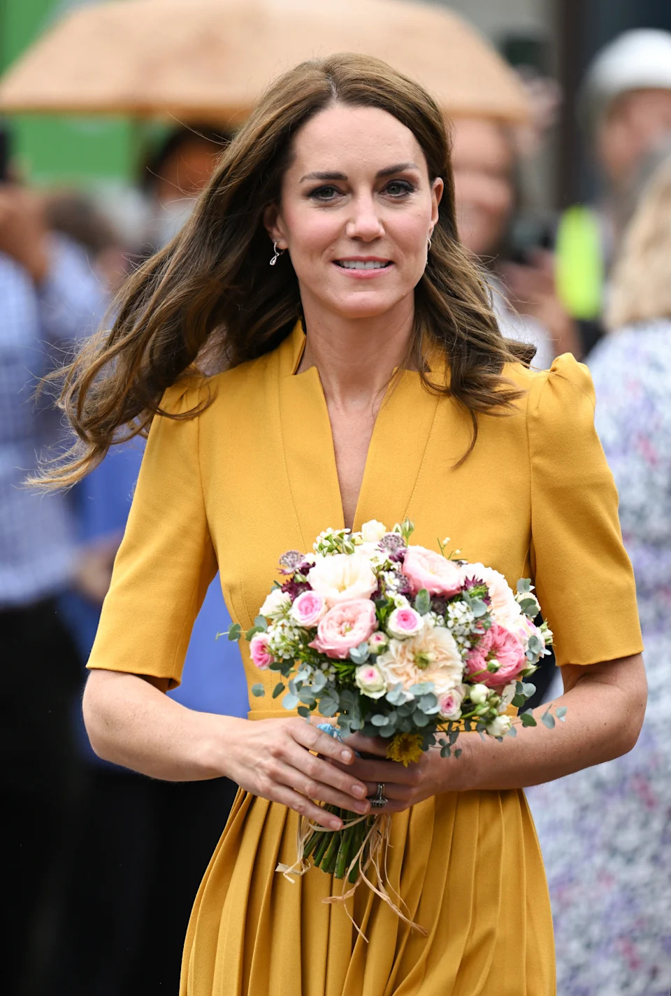 Kate Middleton wears a yellow dress to visit the Royal Surrey County Hospital's Maternity Unit on October 5, 2022
