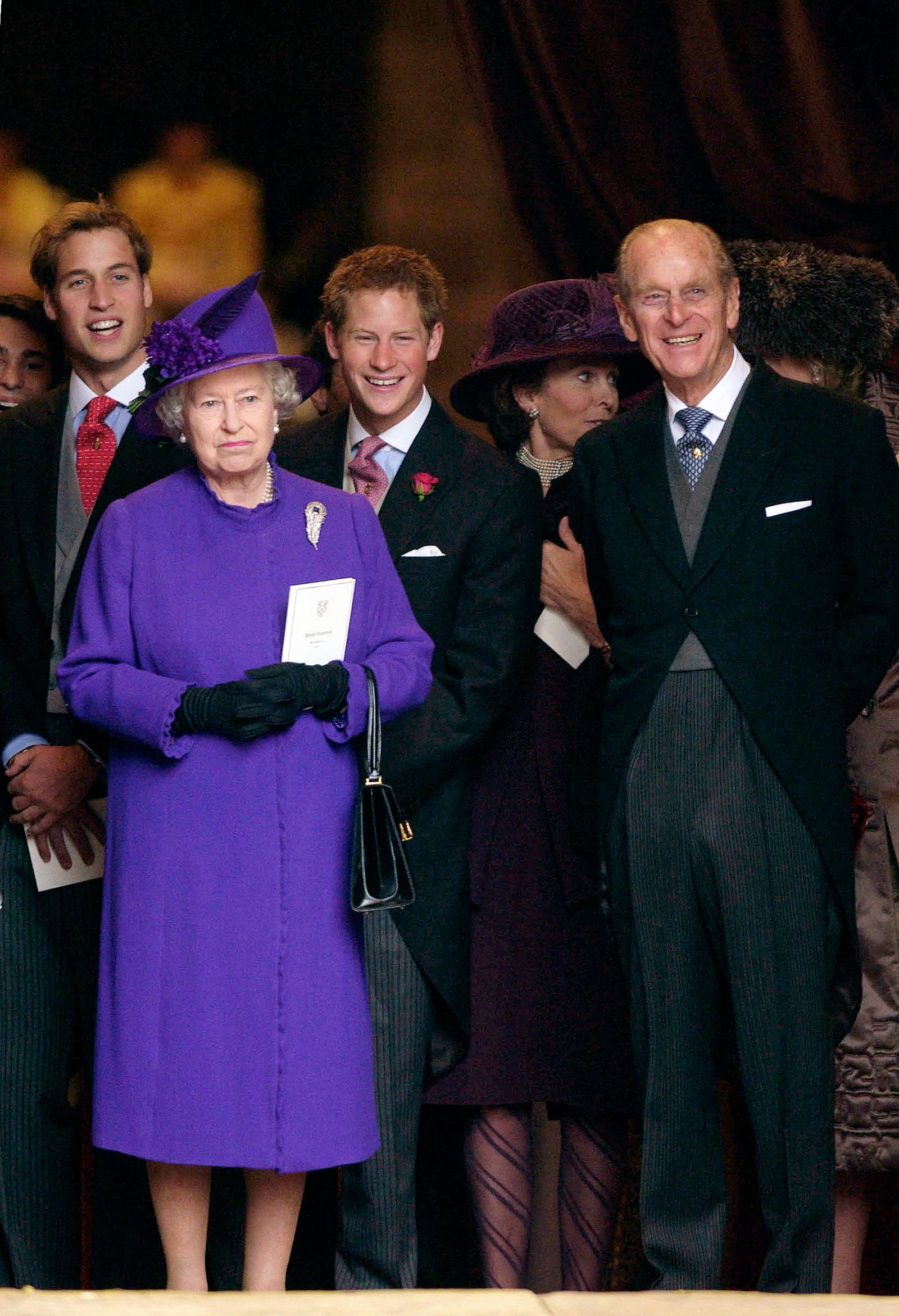 La reine Elizabeth II le prince Philip et leurs petitsfils le prince William et le prince Harry à Londres en novembre 2004.