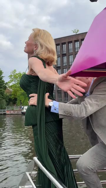 Pamela Anderson and Liam Neeson recreate the iconic ‘Titanic’ scene
