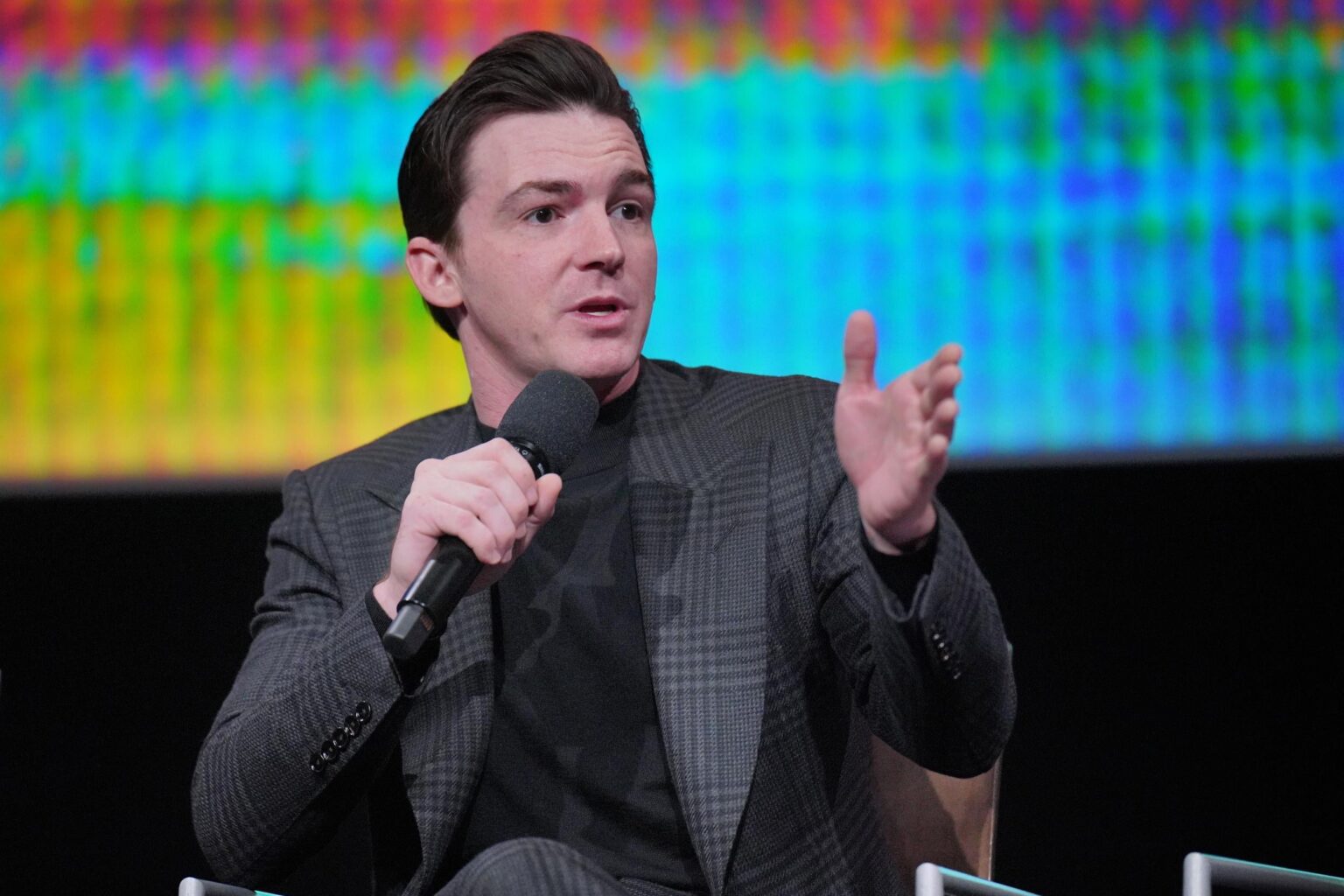 Drake Bell threatens to sue Mexican tv station after actress in a 24/7 reality show recounts her friendship and kiss with Bell