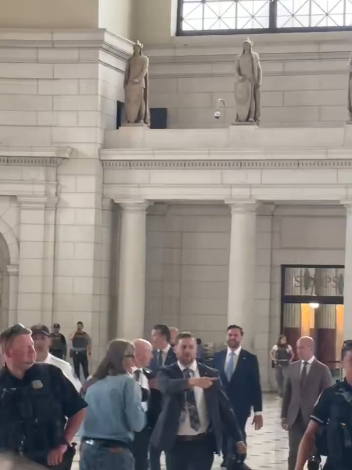 JD Vance told to "fuck a couch" as he enters Shake Shack in DC’s Union Station
