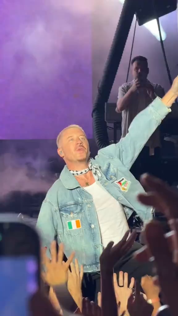Macklemore performing Can’t Hold Us while waving the Palestinian flag at Paléo 2025