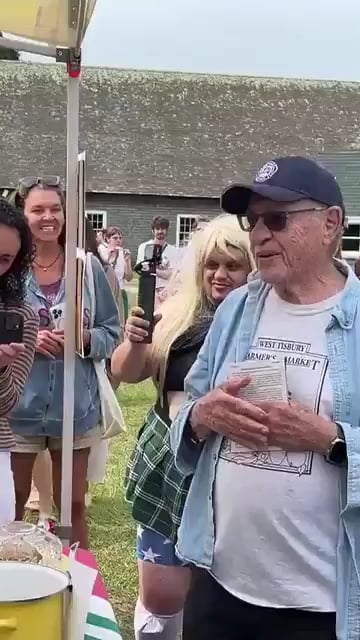Alan Dershowitz, lawyer and friend of pedophiles Jeffrey Epstein and Donald Trump, whines after unsuccessfully attempting to purchase pierogi from an unwilling vendor at a Martha's Vineyard market
