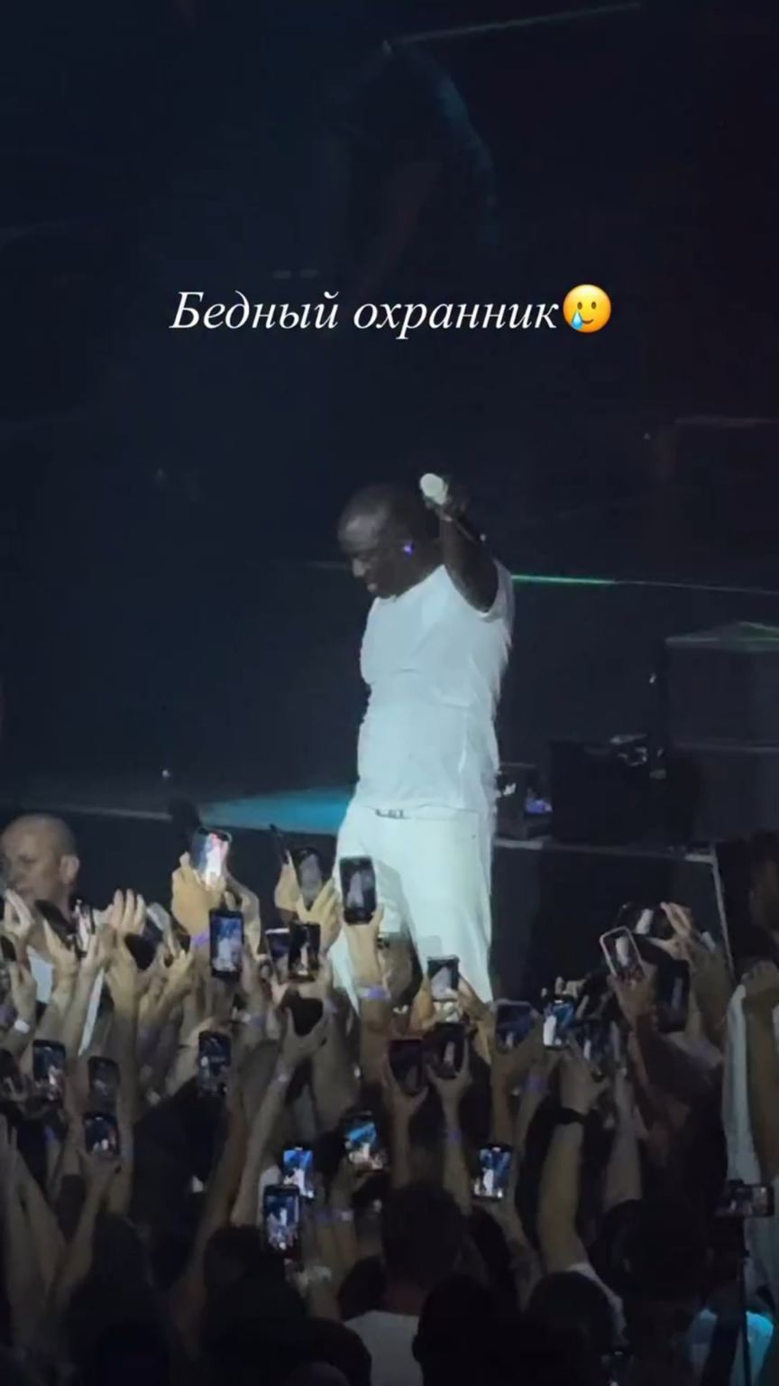 Watch the way Akon treats the security guy.