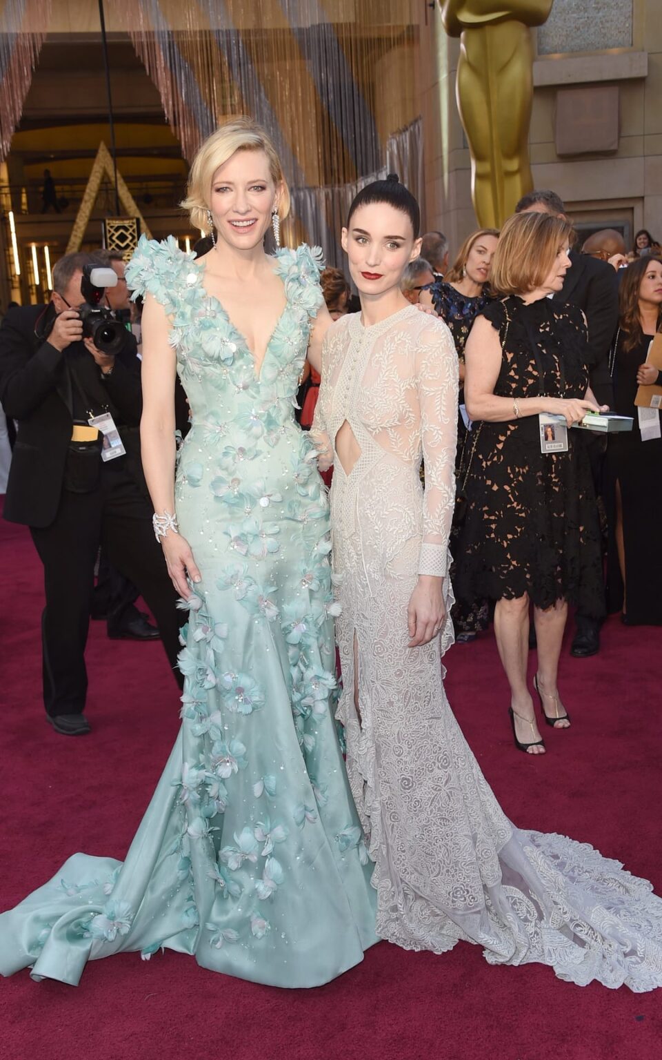 Wearing an aquamarine Armani Privé dress covered in floral appliques, Cate Blanchett attended the 88th annual Academy Awards (in 2O16)