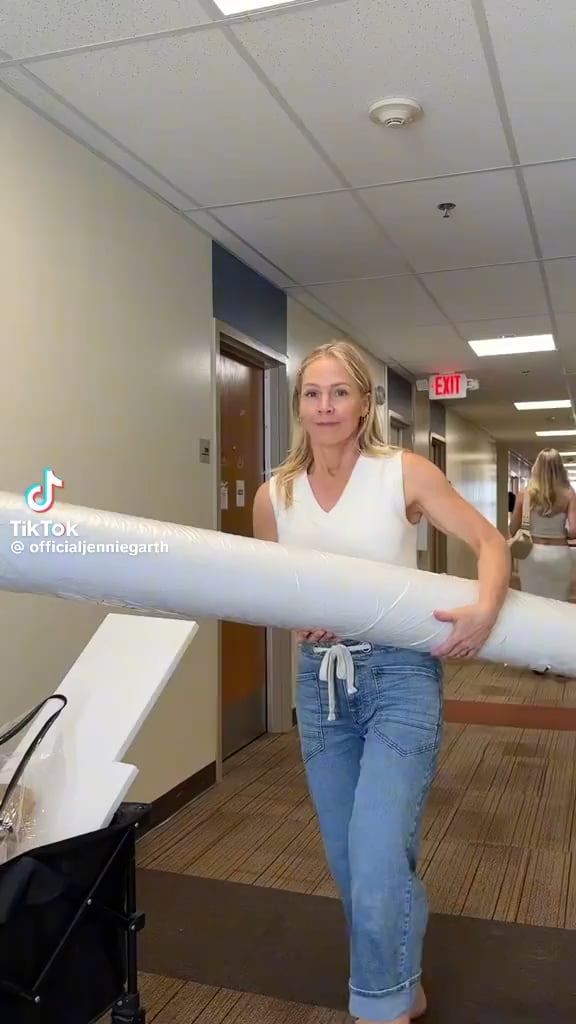 Jennie Garth is old enough to be moving in her daughter to the college dorms (sadly it isn’t the iconic 90210 college beach house)