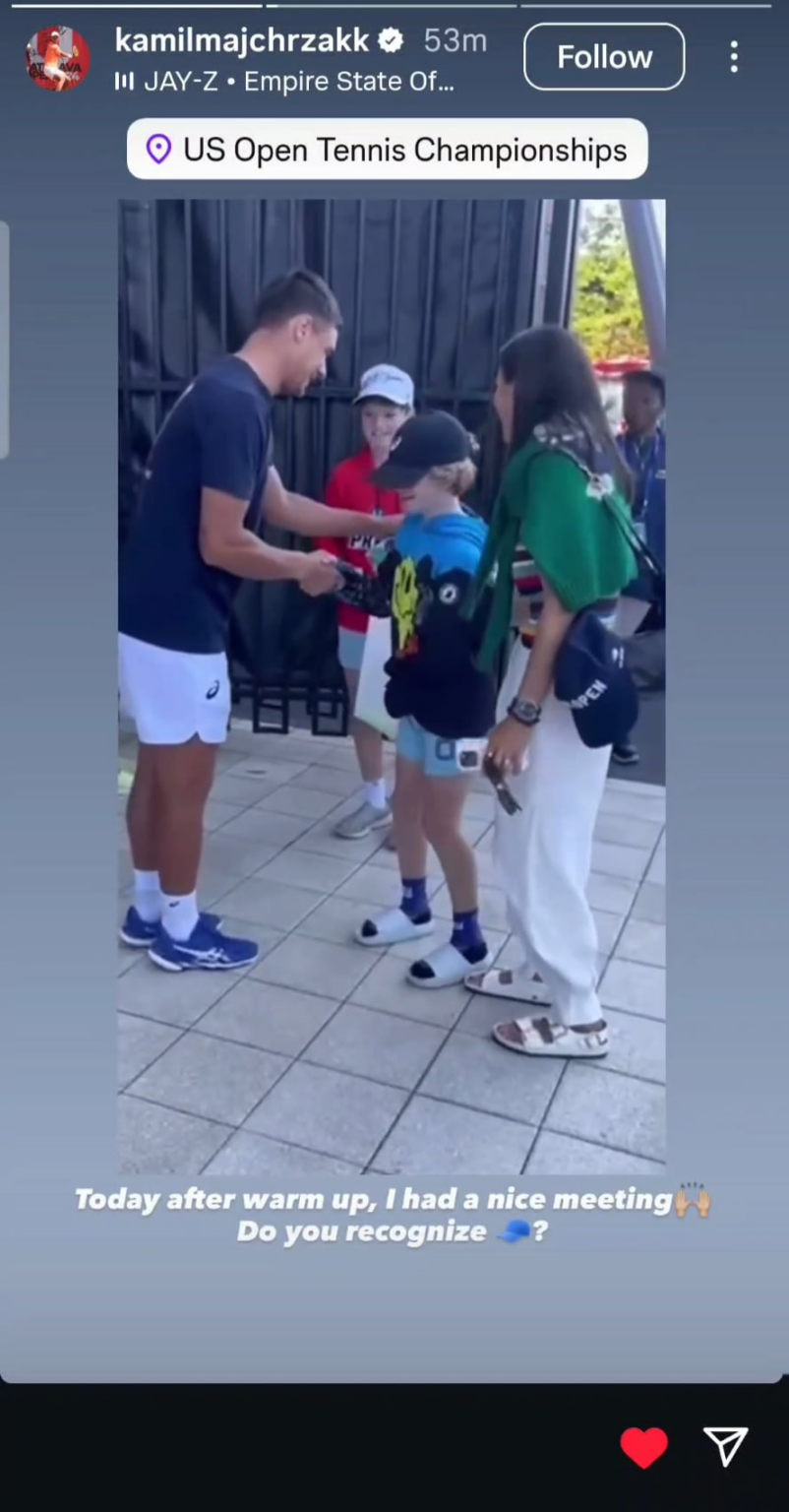 Kamil Majchrzak finds the kid who got robbed yesterday and gives him more than just a hat!