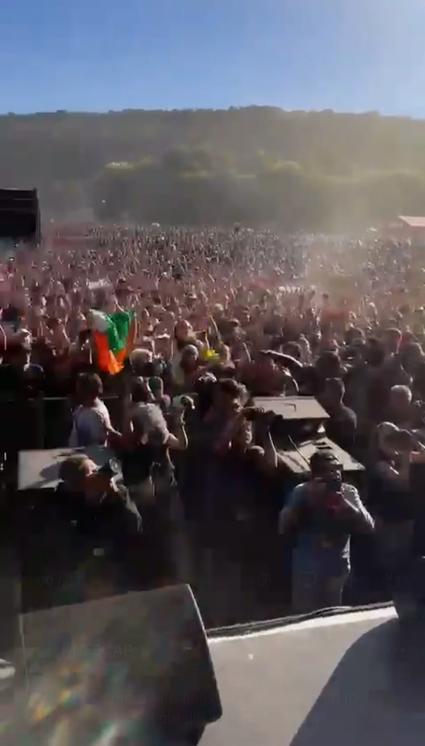 A group of Israeli Protesters just tried to stop the Kneecap gig in Paris. Mo Chara proceeded to laugh in their face