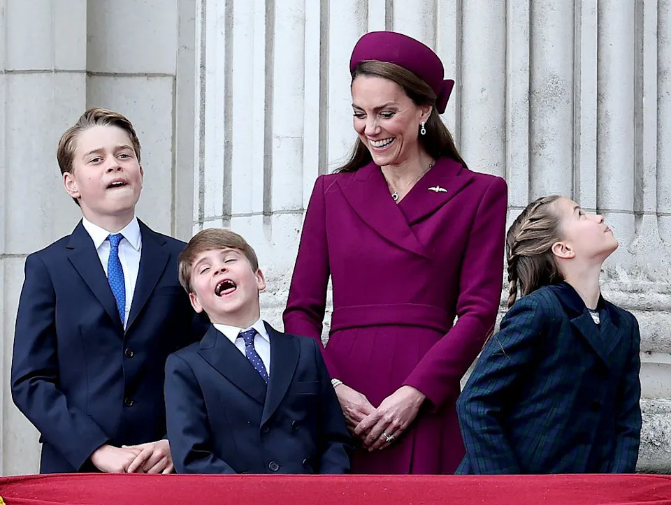 london, england may 05: (l r) prince george of wales, prince louis of wales, catherine, princess of wales and princess charlotte of wales watch the fly past on the balcony of buckingham palace whilst watching a fly past during the military procession to mark the 80th anniversary of ve day on may 05, 2025 in london, england. the king and queen, joined by members of the royal family, will take part in events from may 5th to may 8th to commemorate the 80th anniversary of ve day, which signalled the end of the second world war in europe. (photo by chris jackson/getty images)