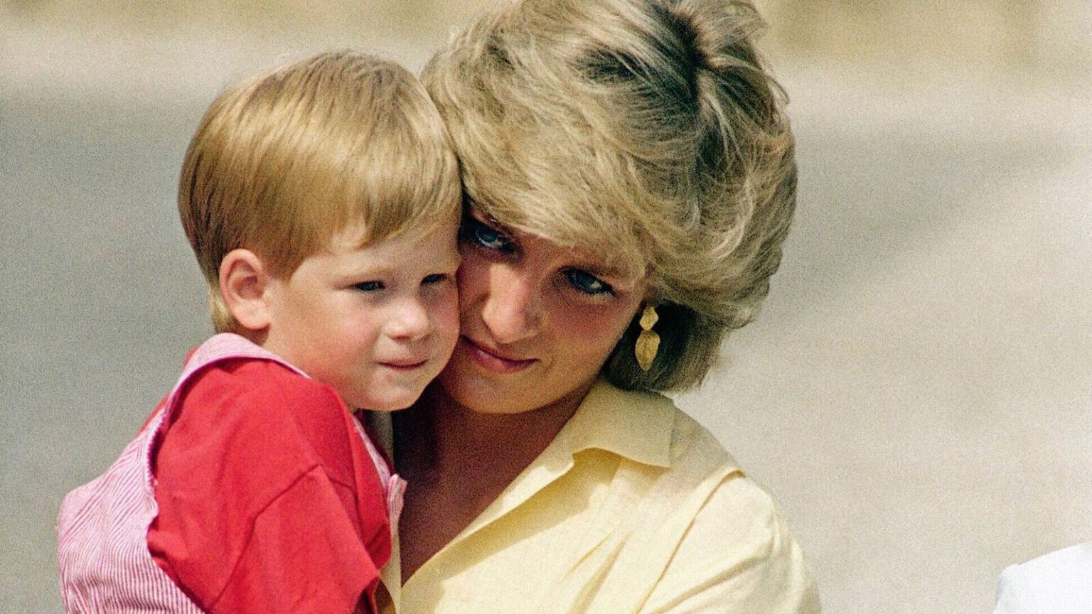Prince Harry and Meghan Markle in talks to produce Princess Diana documentary for Netflix: Report Diana, the Princess of Wales with her son Prince Harry.