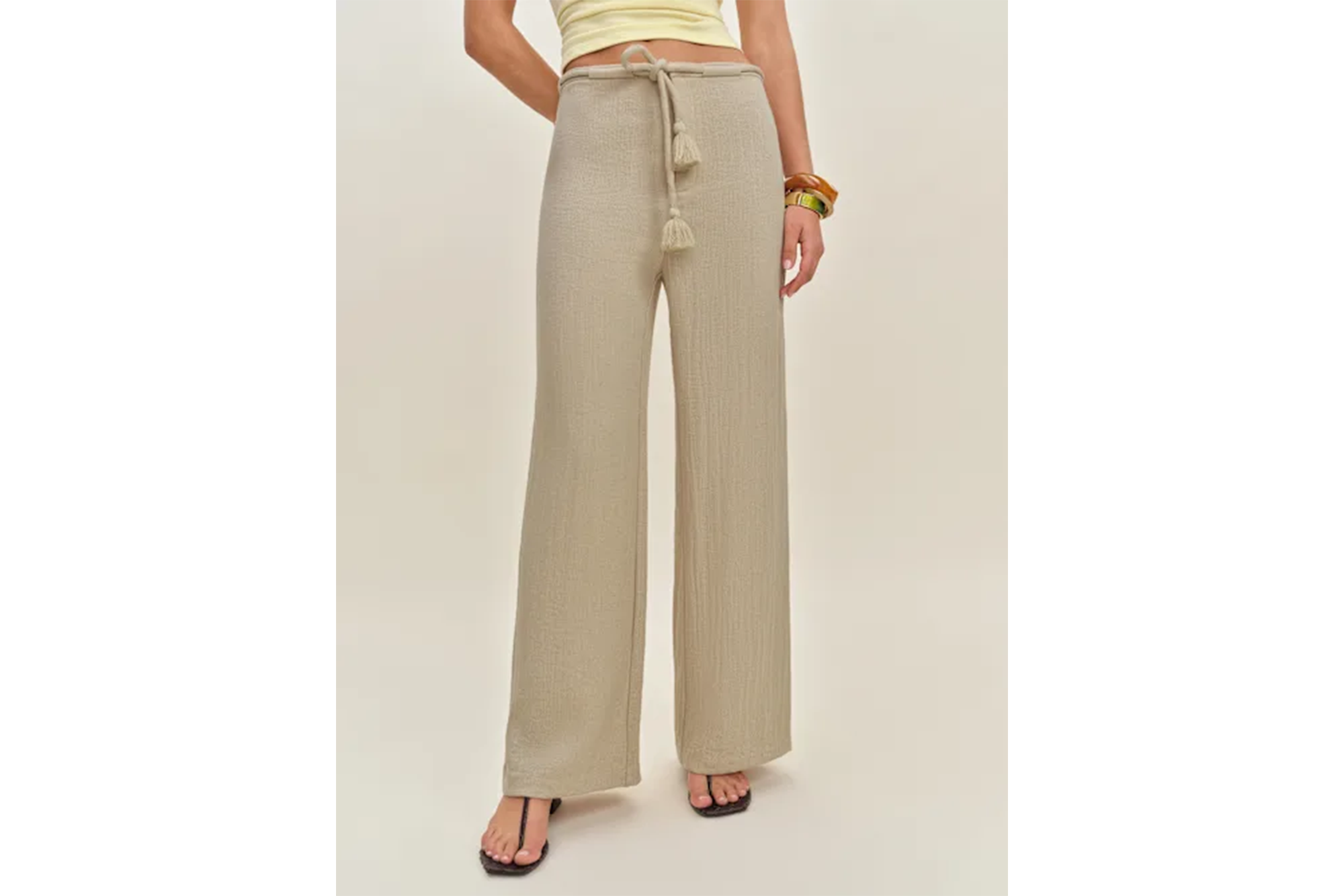 A model in linen pants 