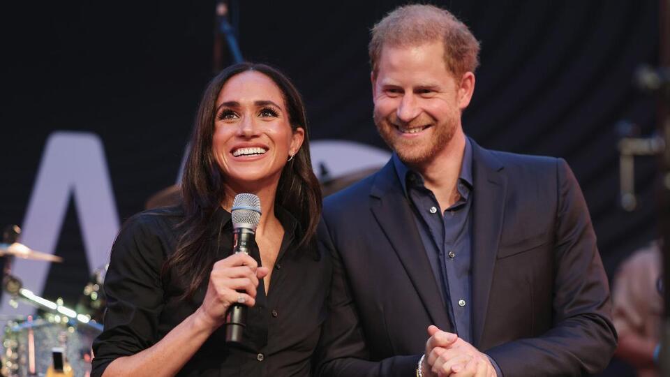 ‘Secure’ Meghan Markle Can Help Her & Prince Harry Reclaim Royal Throne, Expert Claims