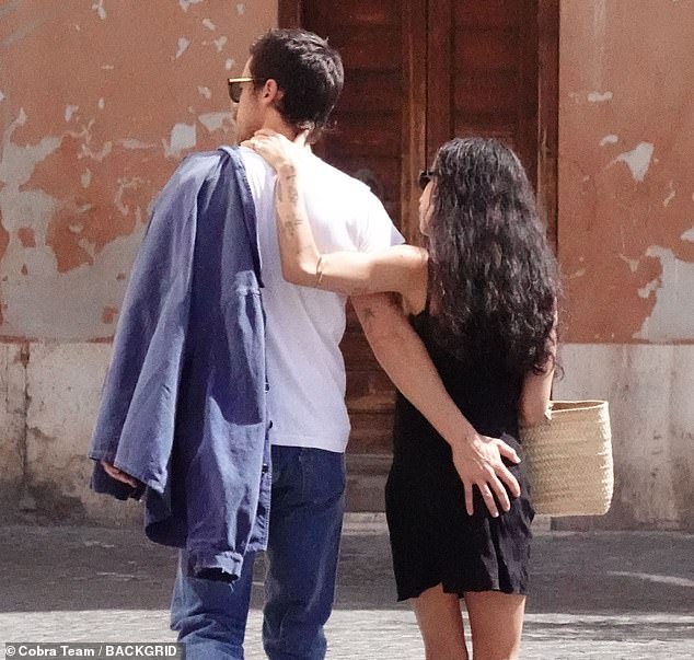 They insist they¿re just ¿friends with benefits¿, but singer Harry Styles and actress Zoe Kravitz appear to be going in only one direction: coupledom