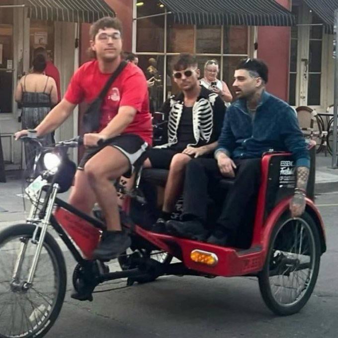 Louis Tomlinson and Zayn Malik hanging out