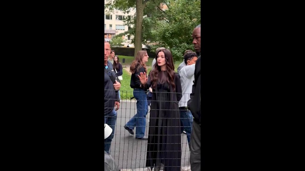 “Relax:” Anne Hathaway tells off bickering photographers "Relax:" Anne Hathaway tells off bickering photographers