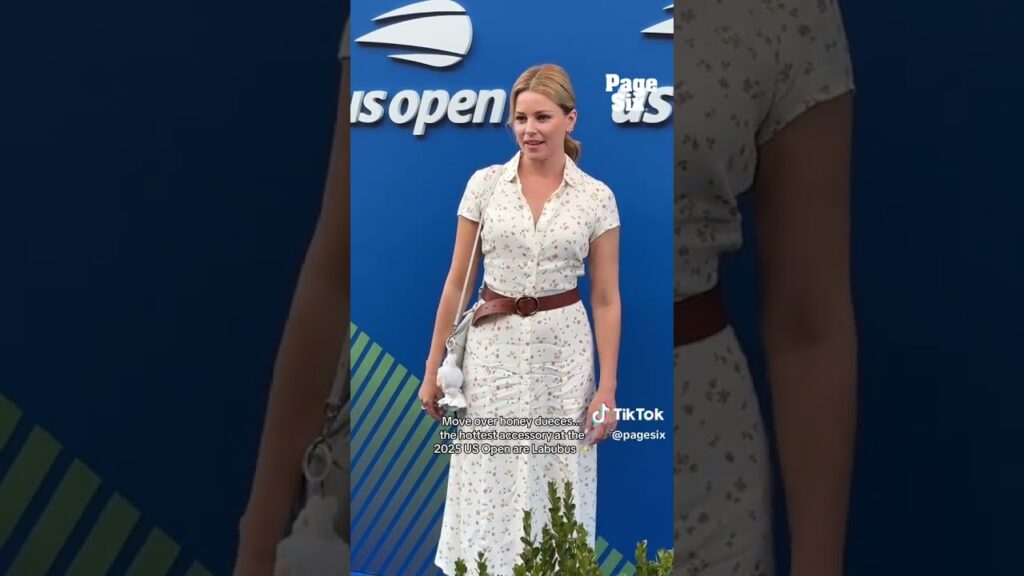 “Pitch Perfect” star Elizabeth Banks brought her Labubu to the 2025 US Open 🎾✨ #shorts "Pitch Perfect" star Elizabeth Banks brought her Labubu to the 2025 US Open 🎾✨ #shorts