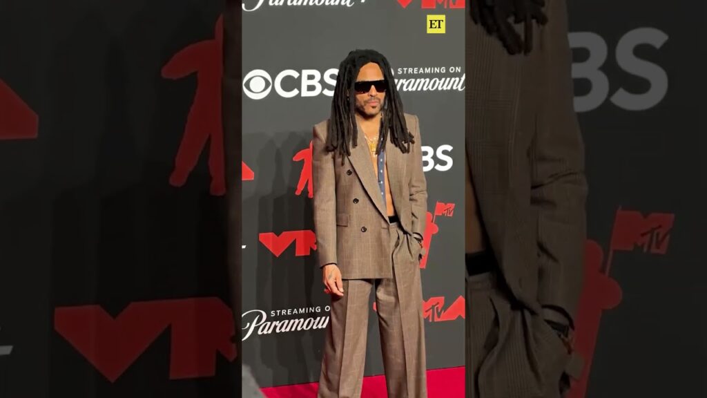 Lenny Kravitz belongs on the #vmas  red carpet. 😎 #lennykravitz