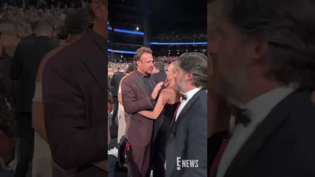Jason Segel and Kayla Radomski’s sweet PDA at the #Emmys deserves an award. 🏆