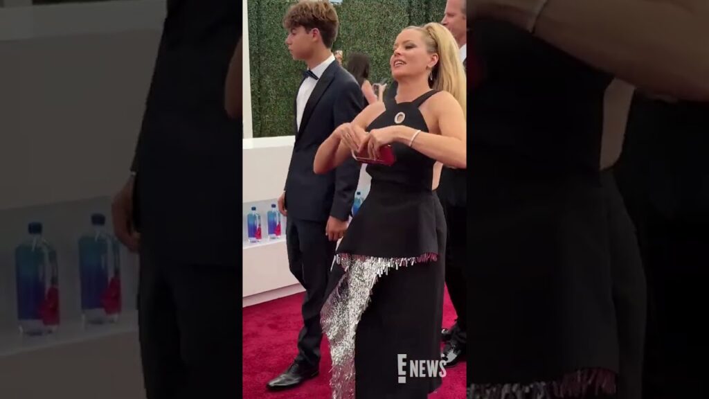 Elizabeth Banks is serving drama from head to toe 💁‍♀️✨ #Emmys
