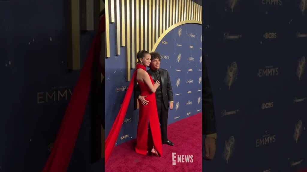 Selena Gomez arrives with Benny Blanco to the #Emmys red carpet. ❤️