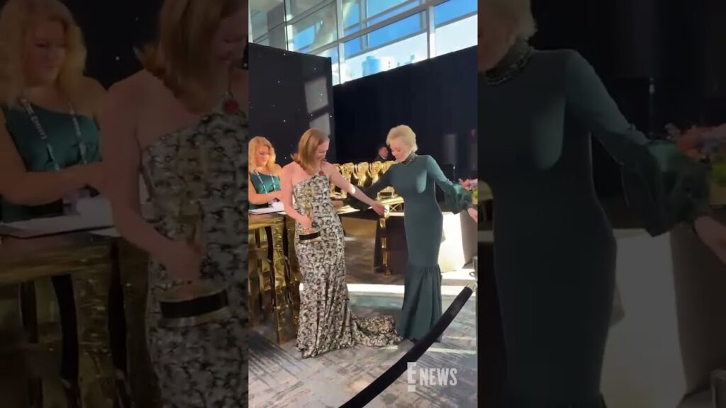 Hannah Einbinder and Jean Smart pose together with Hannah’s #Emmys award. 🏆