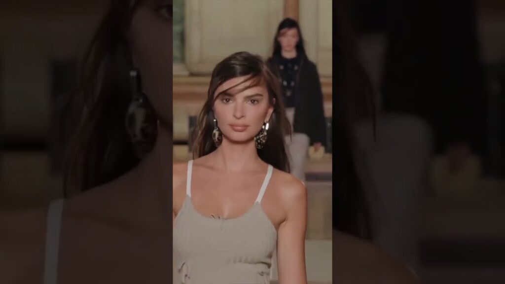 Emily Ratajkowski for Tory Burch Spring 2026 RTW Collection FashionShow #runway #supermodel Emily Ratajkowski for Tory Burch Spring 2026 RTW Collection FashionShow #runway #supermodel