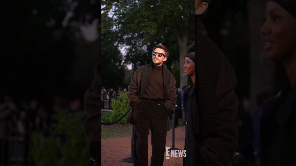 We'll fall in love with Jonathan Bailey's Burberry London Fashion Week look again and again. 😍