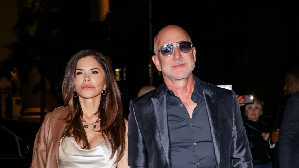 Lauren Sánchez-Bezos and Jeff Bezos Have Finally Found Their Matching Couples Style Moment Lauren Sánchez-Bezos and Jeff Bezos Have Finally Found Their Matching Couples Style Moment