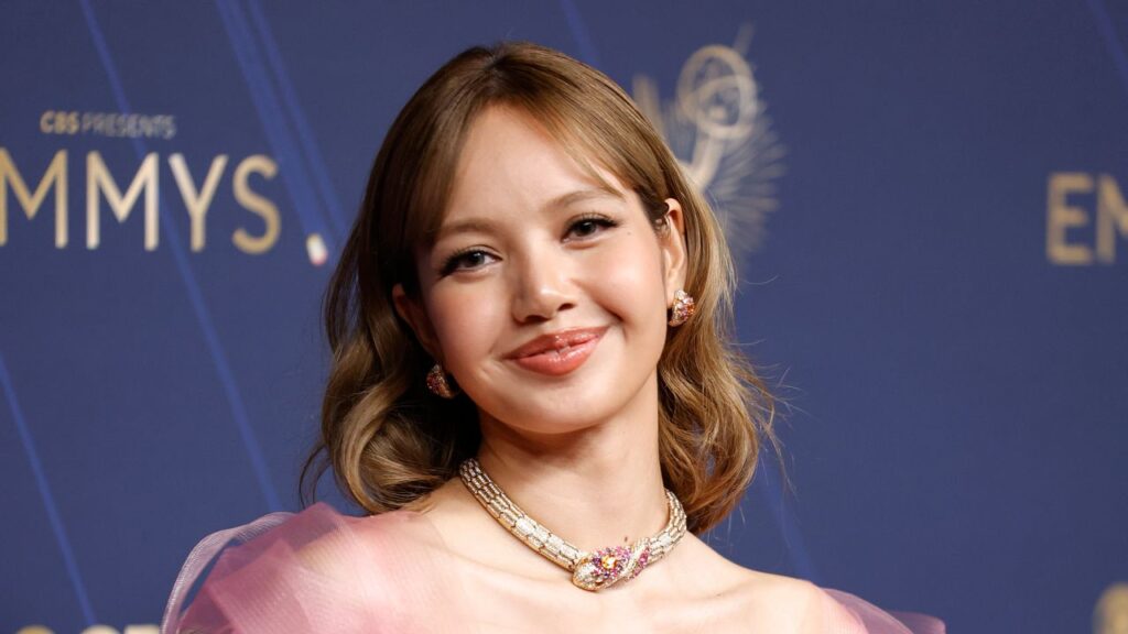 Lisa Tries Out the Glinda Look at the 2025 Emmys Lisa Tries Out the Glinda Look at the 2025 Emmys