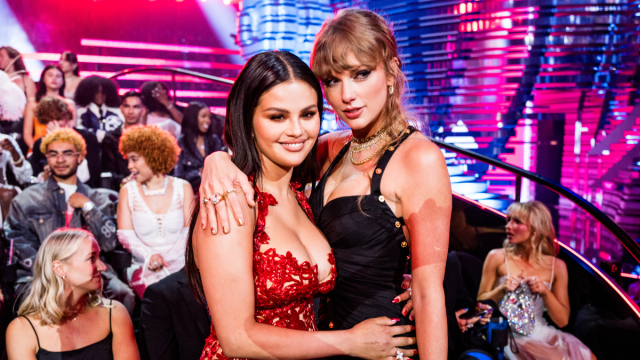 Viral Taylor Swift Photo From Selena Gomez’s Wedding Gets Fans Talking Yahoo entertainment home