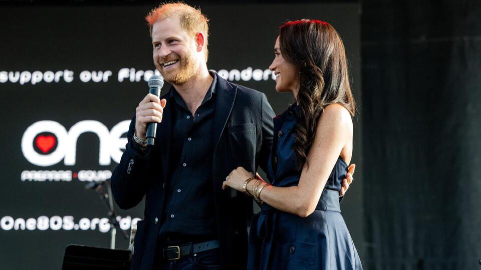 Video: Meghan Markle Looks ‘Beyond Livid’ at Prince Harry After Awkward Stage Gesture, Say Royal Fans