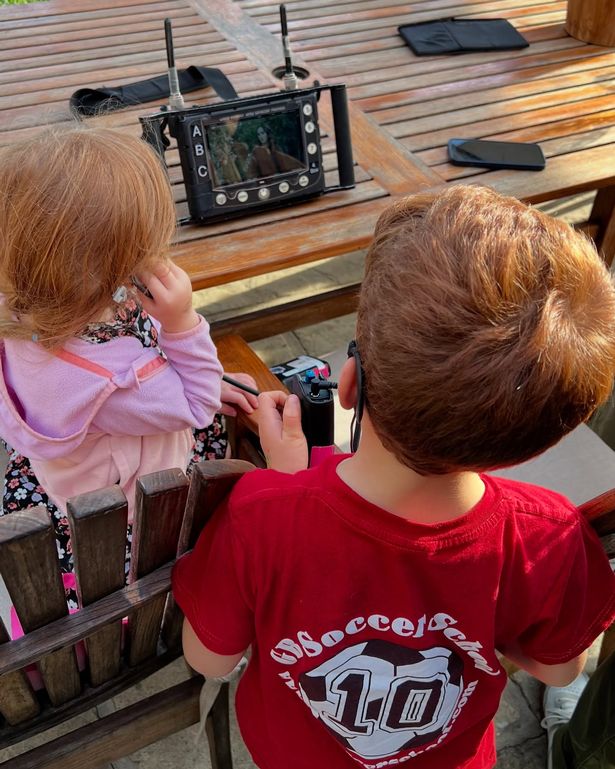 Archie and Lilibet facing backwards, picture of their heads and backs