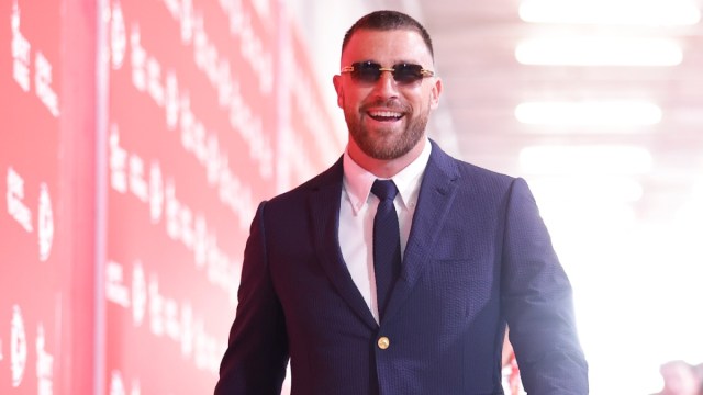 New Travis Kelce’s Taylor Swift Photo Has Fans Asking About His Pants Yahoo entertainment home
