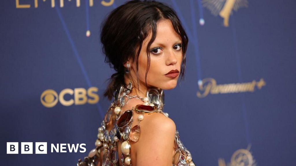 Watch: Best looks from the Emmys red carpet – BBC Watch: Best looks from the Emmys red carpet - BBC