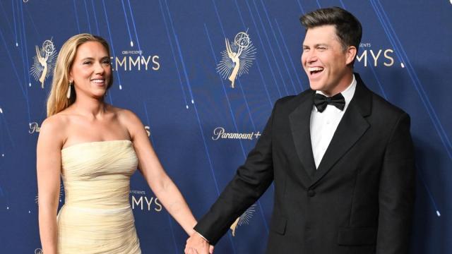 SNL’s Colin Jost Engages in PDA With Scarlett Johansson in Red Carpet Video Yahoo entertainment home