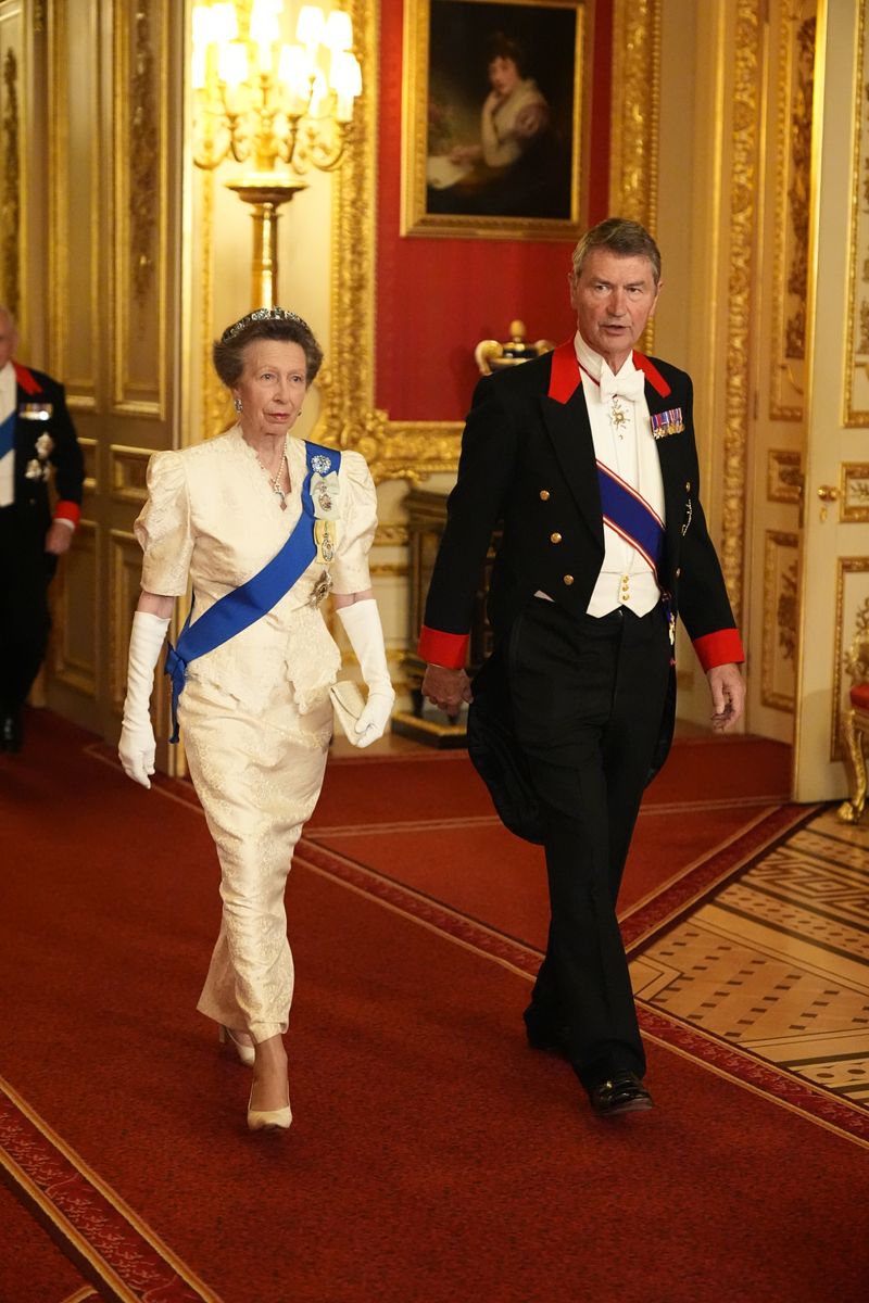 As her main piece of jewelry, the daughter of Queen Elizabeth II wore the Cartier Aquamarine Pineflower Tiara. 