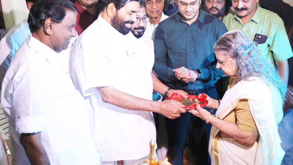 Uthrada Kizhi presented to royal family