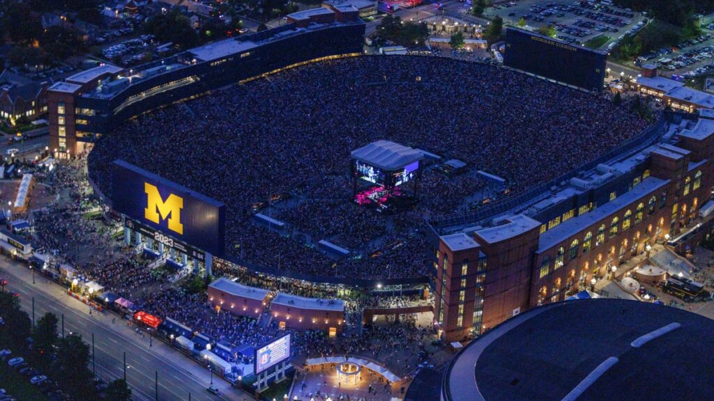 Zach Bryan, 112,408 fans set U.S. concert attendance record at Big House
