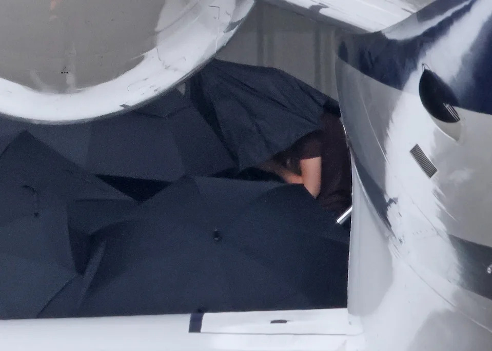 Taylor Swift arrived in Santa Barbara on Friday for Selena Gomez’s wedding to Benny Blanco, under the cover of a cluster of umbrellas. B-TEAM / BACKGRID