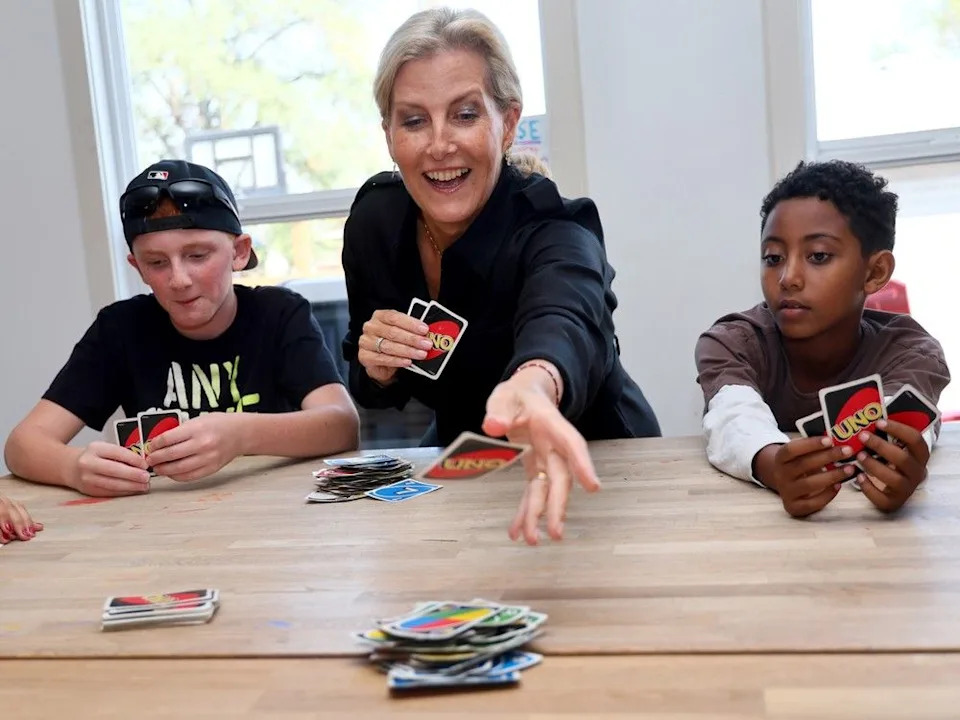  Duchess of Edinburgh Sophie plays Uno with children at a youth centre in Calgary Friday.