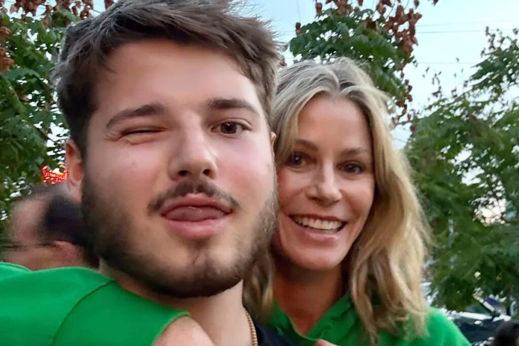 Julie Bowen Gets Emotional as She Drops Off Her ‘Sweet Baby’ Son Oliver, 18, at College for the First Time Julie Bowen Gets Emotional as She Drops Off Her 'Sweet Baby' Son Oliver, 18, at College for the First Time