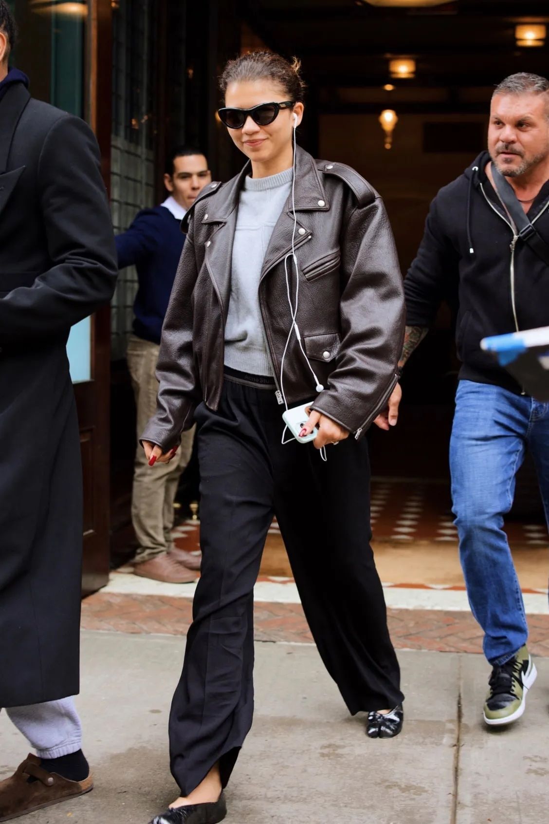 8 Best Black Flats Outfits Inspired by Celebrities in 2025
