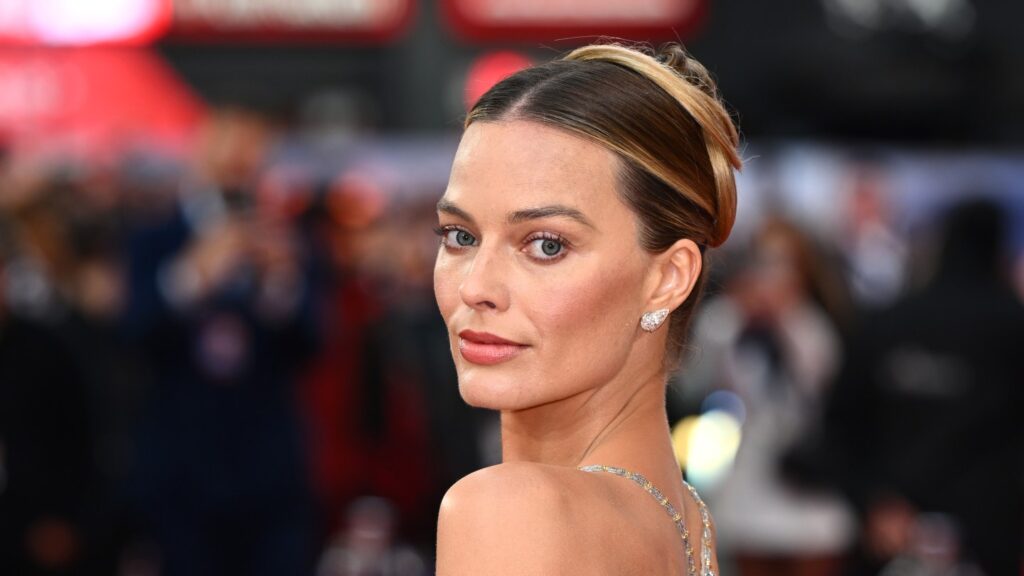 Margot Robbie Bares Her Butt, Dakota Johnson Strips Down Margot Robbie Bares Her Butt, Dakota Johnson Strips Down
