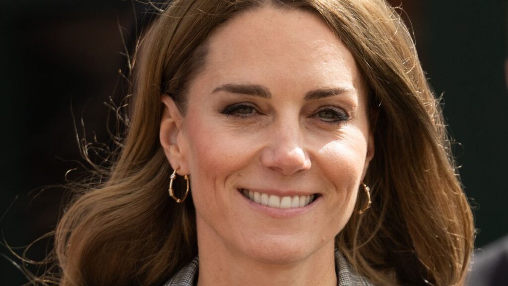 How To Recreate Kate Middleton’s No-Hair-Tie Bun With This Easy Hack How To Recreate Kate Middleton’s No-Hair-Tie Bun With This Easy Hack