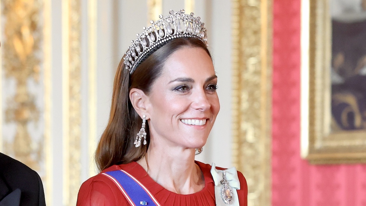 Kate Middleton wore the Cambridge Lover’s Knot Tiara to attend the State Banquet during the first State Visit made by France in 17 years, welcoming President Emmanuel Macron and Mrs. Brigitte Macron at Windsor Castle. 