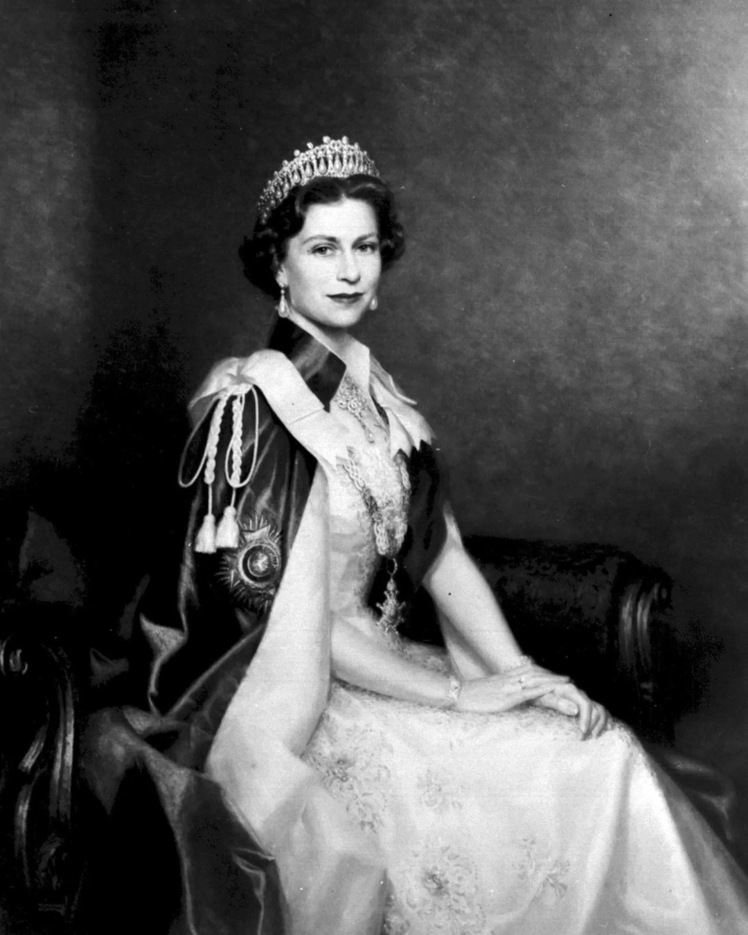 queen elizabeth lover's knot tiara