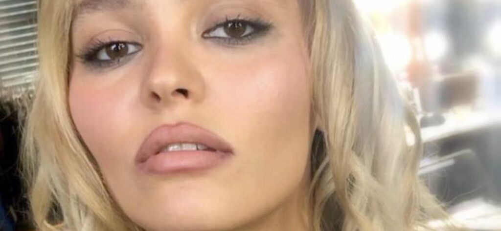 Lily-Rose Depp Impresses Wearing Nothing In A Swimming Pool Lily-Rose Depp Impresses Wearing Nothing In A Swimming Pool