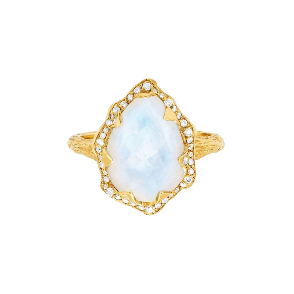Meghan Markle Wears Queen Ring With Stone Bringing Good Fortune 4