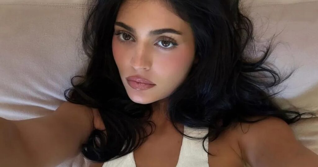 Kylie Jenner Showcases Her Toned Body in Bra Top & Pants