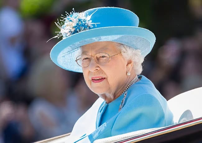 Queen Elizabeth in blue outfit